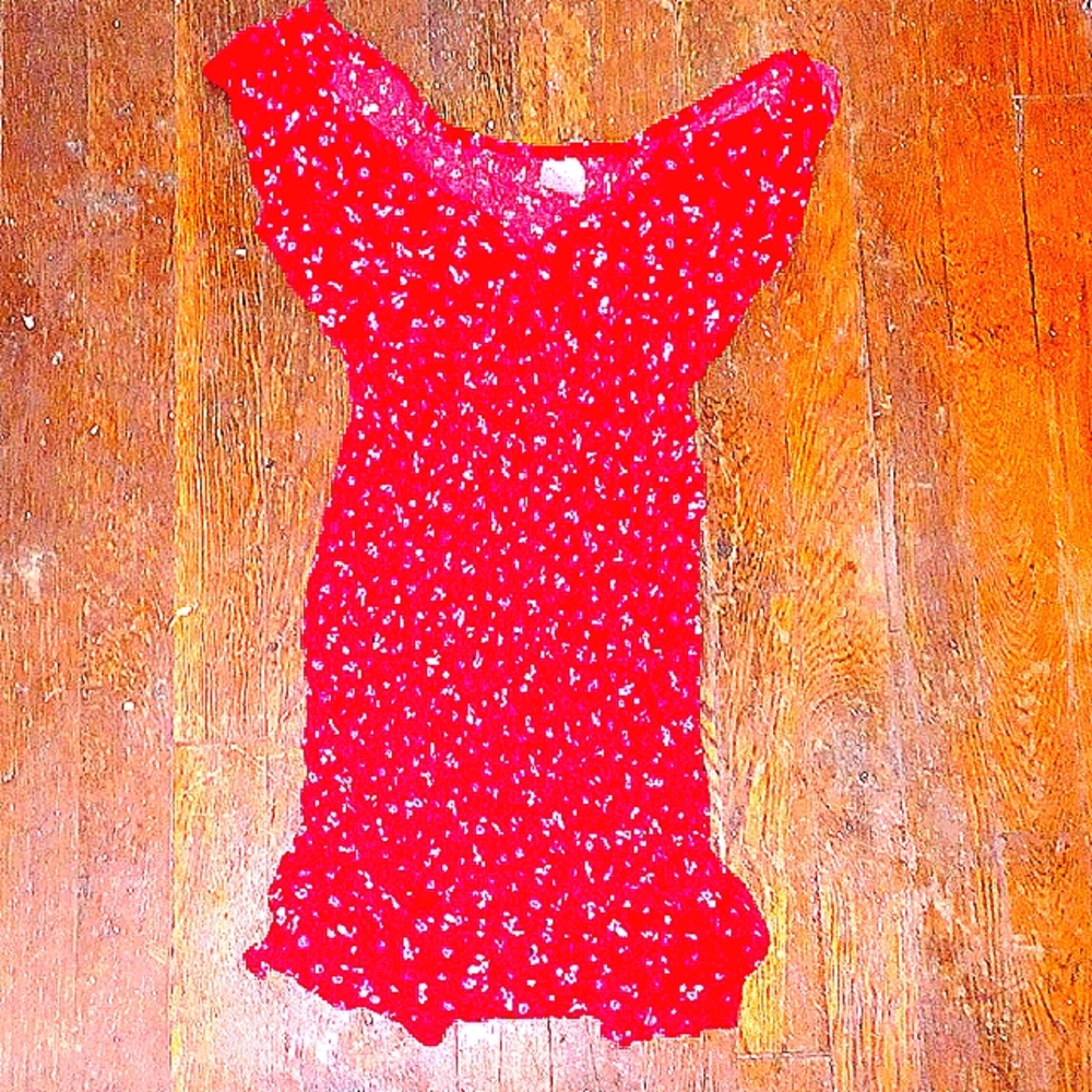 I'm selling these dress it's beautiful it's ex small and really cute